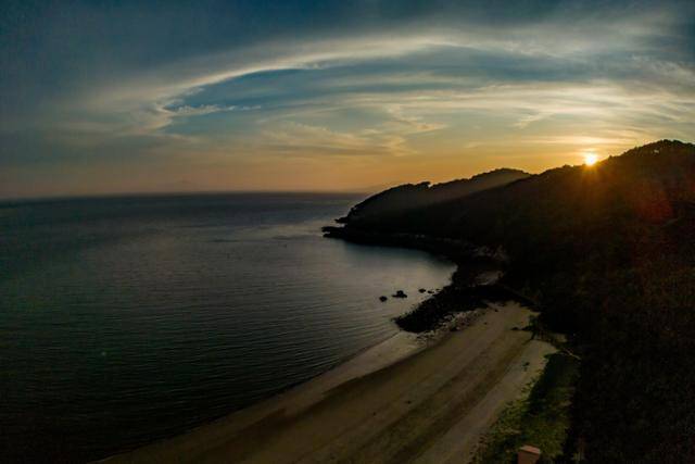 인천 대이작도 부아산 너머 해가 지고 있다.