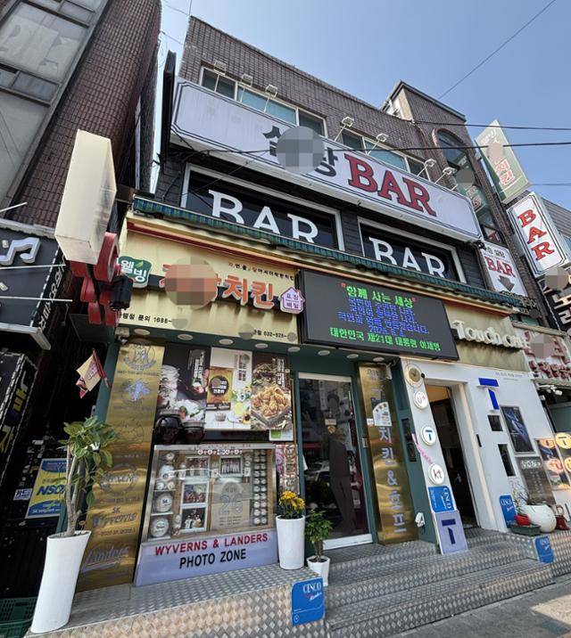 18일 오전 인천 남동구 한 치킨 프랜차이즈 매장 외부 전광판에 '제21대 대통령 이재명' 등이 표출돼 있다. 이환직 기자