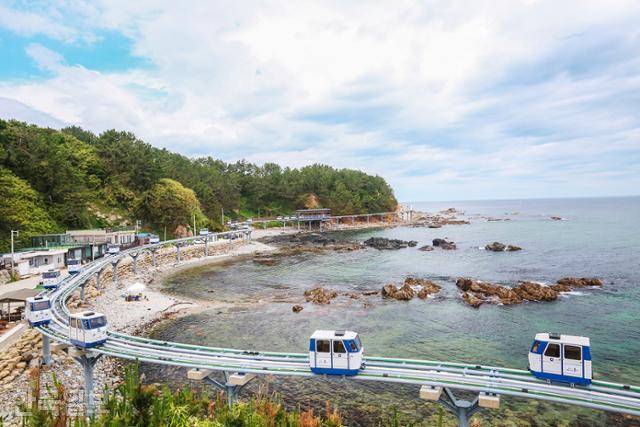 경북 울진군 죽변면 해안가에 설치된 모노레일 위로 전동차가 달리고 있다. 한국일보 자료사진