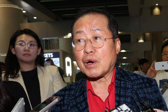 국민의힘 대선 후보 경선에서 탈락한 뒤 정계 은퇴를 선언하고 하와이에 체류했던 홍준표 전 대구시장이 17일 인천 중구 인천국제공항 제1터미널을 통해 귀국한 뒤 취재진 질의에 답하고 있다. 뉴시스