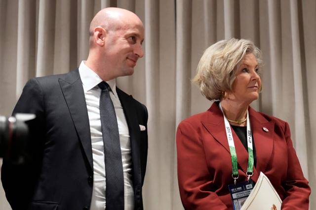 16일 캐나다 캐내내스키스에서 열린 미국·캐나다 정상회담에 수지 와일스(오른쪽) 미 백악관 비서실장과 함께 배석한 스티븐 밀러 백악관 부비서실장. 밀러 부비서실장은 트럼프 대통령의 이민 정책 설계자로 알려져 있다. 이날 회담은 도널드 트럼프 미국 대통령의 주요 7개국(G7) 정상회의 참석을 계기로 열렸다. 캐내내스키스=AP 연합뉴스