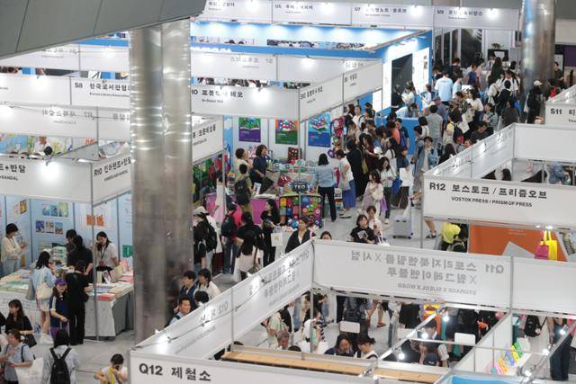 18일 서울국제도서전이 열린 코엑스 전시장이 관람객들로 붐비고 있다. 연합뉴스