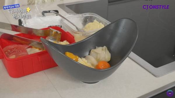 배우 하지원(46)이 맛있으면서 건강에도 좋은 도시락을 공개했다./사진=유튜브 채널 ‘CJ온스타일 라이브쇼’