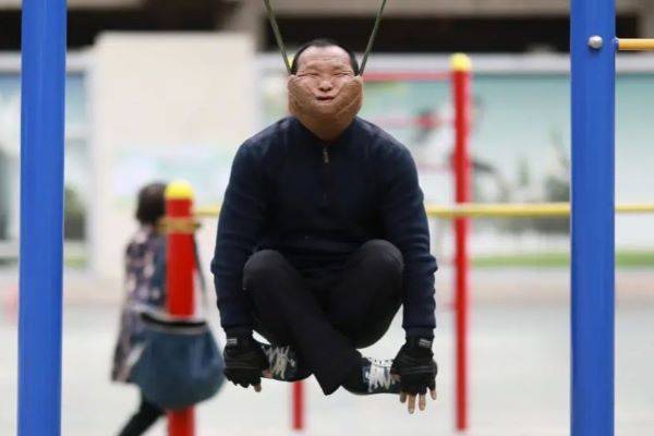 턱 매달기 운동은 목 디스크 완화에 효과가 없고 목 통증 만성화를 유발한다. /사진=뉴욕포스트