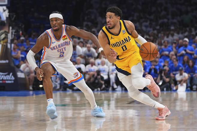 <yonhap photo-2903=""> Indiana Pacers guard Tyrese Haliburton (0) drives past Oklahoma City Thunder guard Shai Gilgeous-Alexander (2) during the second half of Game 5 of the NBA Finals basketball series, Monday, June 16, 2025, in Oklahoma City. (AP Photo/Kyle Phillips)/2025-06-17 12:01:03/ <저작권자 ⓒ 1980-2025 ㈜연합뉴스. 무단 전재 재배포 금지, AI 학습 및 활용 금지></yonhap>