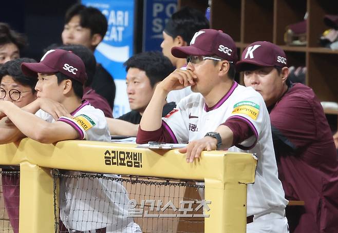 2025 KBO리그 프로야구 키움 히어로즈와 SSG 랜더스의 경기가 17일 오후 서울 고척스카이돔에서 열렸다. 9회말 홍원기 감독이 마지막 공격을 지켜보고 있다. 고척=김민규 기자 /2025.06.17/