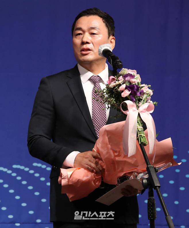 한국프로야구 오비(OB) 모임인 사단법인 일구회가 8일 오전 서울 리베라호텔에서 ‘2022 뉴트리디데이 일구상' 시상식을 진행했다. 박치왕 상무감독이 프로지도자상을 받고 소감을 얘기하고 있다. 정시종 기자 capa@edaily.co.kr /2022.12.08.