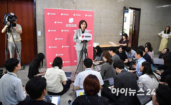 나경원 국민의힘 의원이 18일 국회에서 송언석 원내대표 주재로 열린 4선 이상 의원들과의 간담회를 마친 뒤 기자들의 질문에 답변하고 있다. [사진=곽영래 기자]