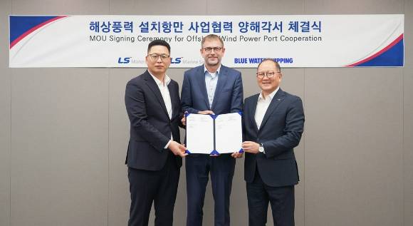 18일 서울시 용산구 LS전선 서울사무소(LS용산타워)에서 열린 MOU 체결식에서 구영헌 LS마린솔루션 경영지원부문장, 클라우스 벤델보 로어센 BWS 부사장, 홍영호 LS머트리얼즈 대표(왼쪽부터)가 기념 촬영을 하고 있다. [사진=LS전선]