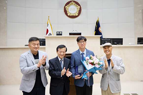 김병민 용인특례시의원(왼쪽 세번째)이 18일 교동마을 현대홈타운 주민들로부터 감사패를 받은 후 기념 촬영을 하고 있다. [사진=김병민 의원실]