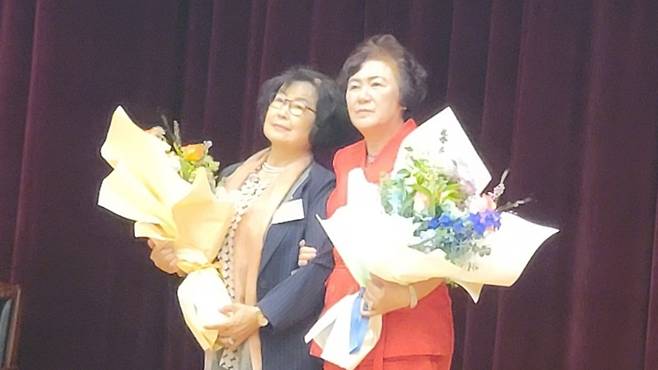 한국여성어업인연합회장에 선출된 서귀포수협 김향숙 이사(오른쪽)