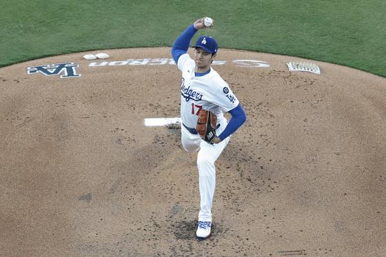 L A다저스 오타니 쇼헤이가 17일 샌디에이고전에 선발 등판해 1회 공을 던지고 있다. 투수 복귀전에서 시속 161㎞를 기록한 그는 “예상보다 구속이 잘 나왔다”고 했다. [AFP=연합뉴스]