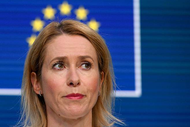 카야 칼라스 유럽연합(EU) 외교안보 고위대표가 17일(현지시간) 브뤼셀에서 중동 사태 해결을 위한 EU 외교장관 비공식 화상회의가 끝난 뒤 기자회견을 하고 있다. AFP=연합뉴스