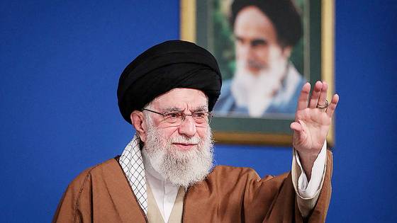 이란의 최고지도자 아야톨라 알리 하메네이가 지난 3월 21일 테헤란 연례 연설에서 군중에게 손을 들어 호응하고 있다. AFP=연합뉴스