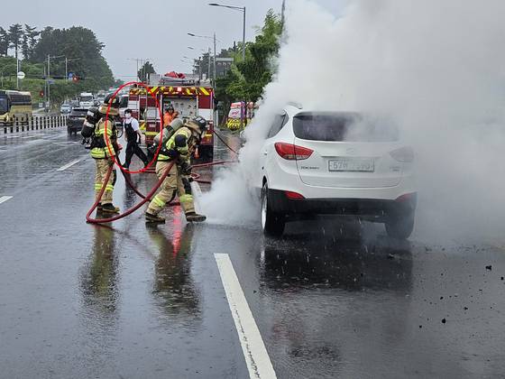 소화기 들고 나타나 초기 화재 진압을 한 카페 직원 모습. 사진 제주도소방안전본부