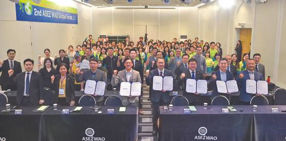 제주에서 6월 4일 개최한 ‘제2회 ASEZ WAO 글로벌 포럼’. 국내외 각계 인사들이 ‘플라스틱 오염 종식을 위한 ASEZ WAO 2040 플라스틱 프리 캠페인 지지서명서’에 사인하며, 캠페인을 응원했다.