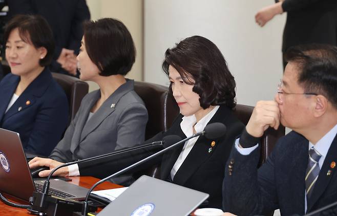 이진숙 방송통신위원장이 10일 서울 용산 대통령실에서 열린 국무회의에 참석했다. 이날 국무회의에서 이 위원장은 이재명 대통령에게 “정권이 바뀔 때마다 공공기관장들을 내쫓아선 안 된다”며 임기 보장을 요구한 사실이 TV조선 보도를 통해 알려졌다. /뉴시스