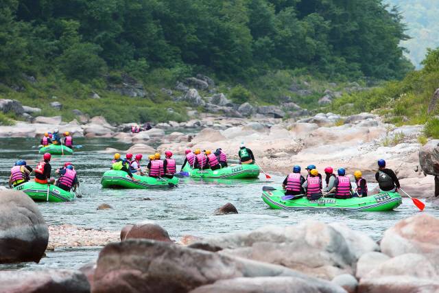 ▲ 여름 무더위를 날릴 인제 내린천 래프팅이 시작됐다. 최근 내린천 래프팅 모습.