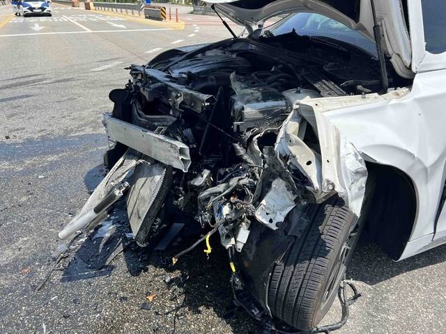 18일 오전 10시 46분쯤 양양군 현남면 원포리의 한 삼거리에서 승용차가 오토바이 두 대와 잇따라 충돌했다.