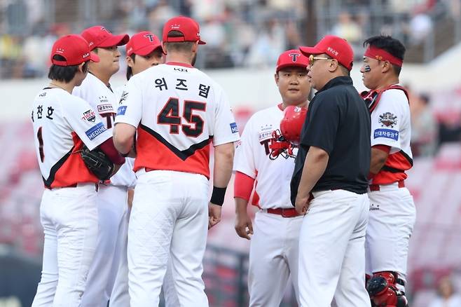 ▲ 17일 이범호 감독과 선수단이 마운드에 모여 대화를 나누고 있다 [KIA 타이거즈]