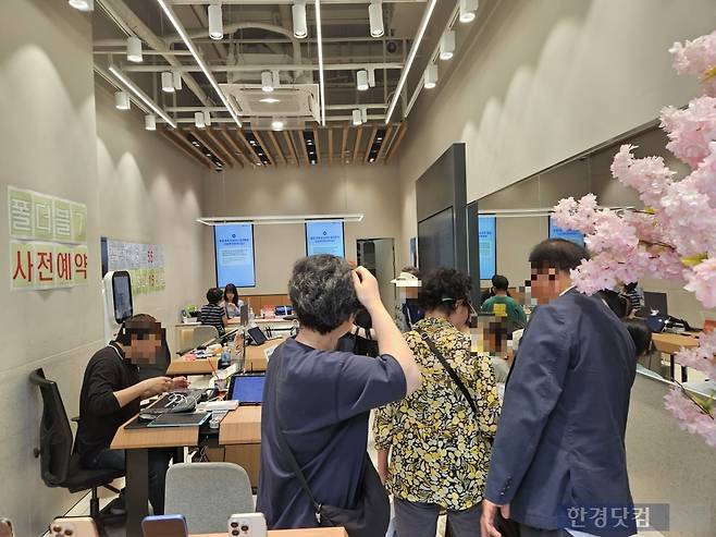 17일 오후 2시 30분경 서울 구로구에 있는 한 SK텔레콤 대리점에 유심 교체를 하려는 고객들이 몰여 있다. 사진=박수빈 기자