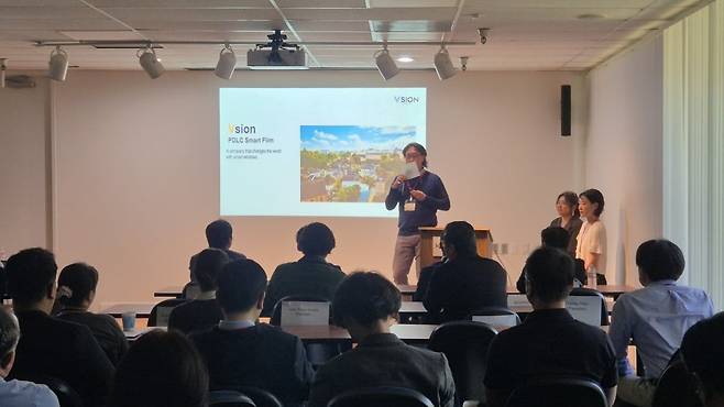 17일(현지시간) 미국 산호세 KOTRA 실리콘밸리 무역관에서 PDLC 필름을 개발하는 국내 스타트업 뷰전이 현지 벤처캐피탈(VC)와 바이어 등을 대상으로 자사 사업 방향에 대해 발표하고 있다./ 송영찬 특파원