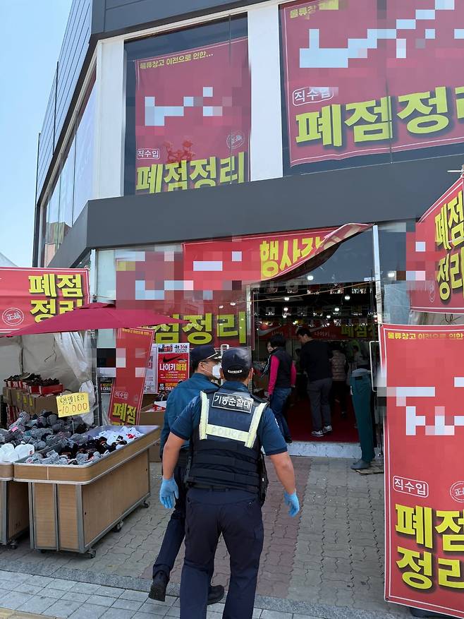 송파구 소재의 가품의류 판매 단속 현장/사진=경찰 제공