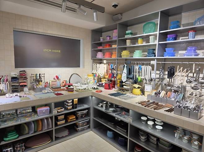18일 방문한 '이구홈 성수' 매장에 주방용품이 진열돼있다./사진=박수림 기자