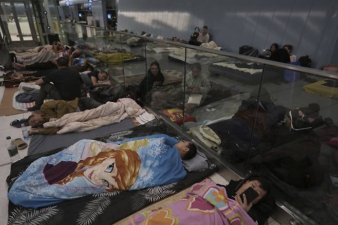 17일(현지시간)  대피소로 사용되고 있는 이스라엘 텔아비브의 한 지하철역에서 사람들이 휴식을 취하고 있다. AP연합뉴스