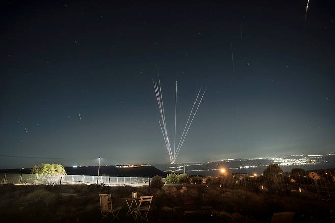 18일 이스라엘 골란 고원에서 이란이 요격한 미사일이 격추되고 있다. 로이터연합뉴스