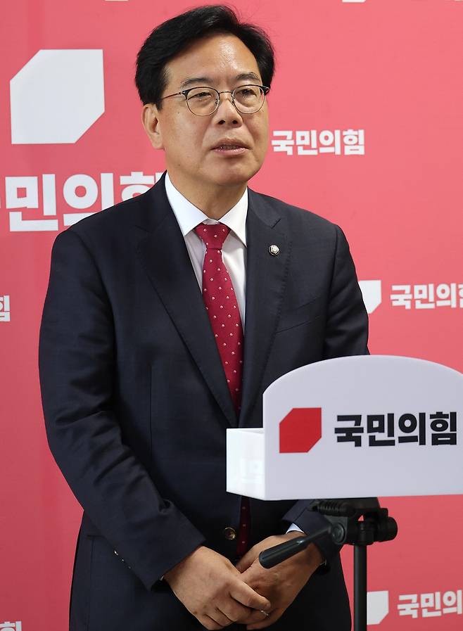 “여론조사는 무리” 송언석 국민의힘 원내대표가 18일 국회 원내대표실에서 당 3선·4선 의원들과 간담회를 마친 뒤 발언하고 있다. 연합뉴스