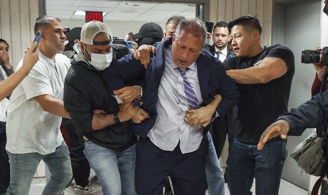 수갑까지 채우고 미국 민주당 뉴욕시장 경선 후보 브래드 랜더 뉴욕시 감사관이 17일(현지시간) 이민법원에서 이민세관단속국 직원들에 의해 체포되고 있다. AP연합뉴스