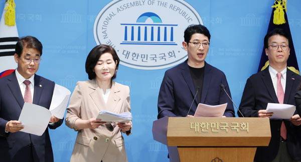 국무총리 인사청문특별위원회 소속 국민의힘 배준영(왼쪽부터) 김희정 주진우 곽규택 의원이 이날 국회에서 기자회견을 열어 김민석 후보자에게 재산 의혹과 관련한 자료 제출을 요구하는 모습. 연합뉴스