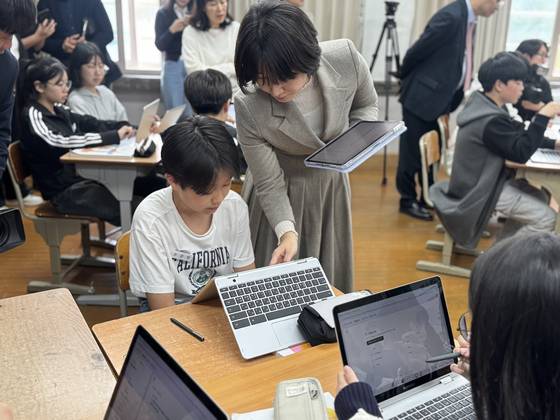 First-year students at Deokhwa Middle School in Daegu use an artificial intelligence digital textbook (AIDT) during a math class on April 10. [JOONGANG ILBO]