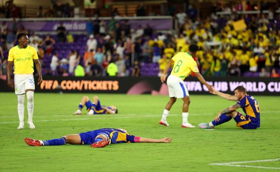 Ulsan HD, in blue, react after losing a Club World Cup match against the Mamelodi Sundowns at Inter&Co Stadium in in Orlando, Florida, on June 17. [AFP/YONHAP]