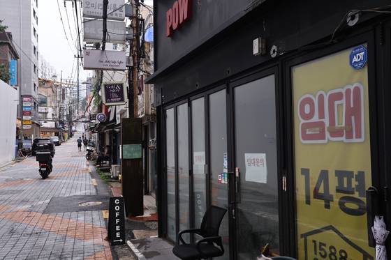 The photo shows an alleyway shopping district in Seoul on June 16. [YONHAP]