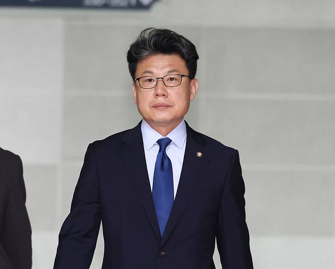 Jin Sung-joon, head of the Democratic Party's policy committee, walks to attend a meeting on the supplementary budget bill with the presidential office, government and ruling party at the National Assembly in western Seoul on June 18. [YONHAP]