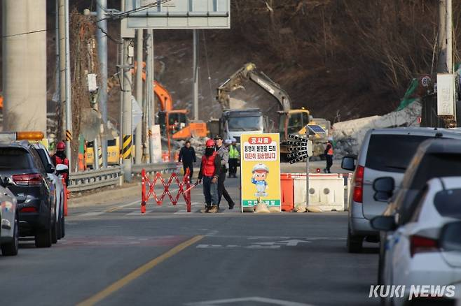 경기 안성시 서운면 산평리 서울세종고속도로 천안~안성 구간 9공구 천용천교 건설 현장에서 교각에 올려놓았던 상판 4∼5개가 떨어져 내렸다. 이창희 기자