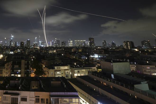 이스라엘 방공 시스템이 18일 수요일 새벽, 이란의 텔아비브 상공에서 미사일을 요격하기 위해 발사되고 있다. AP 연합