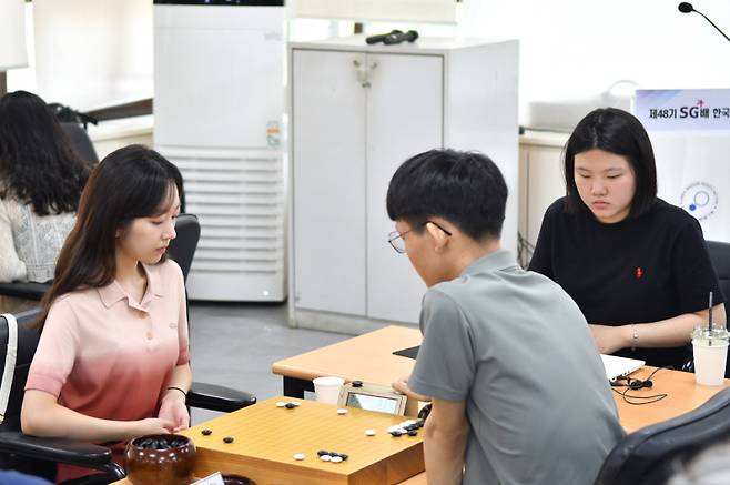 제48기 SG배 한국일보 명인전 예선을 펼치고 있는 허서현 5단(왼쪽)과 조상연 4단. 한국기원 제공