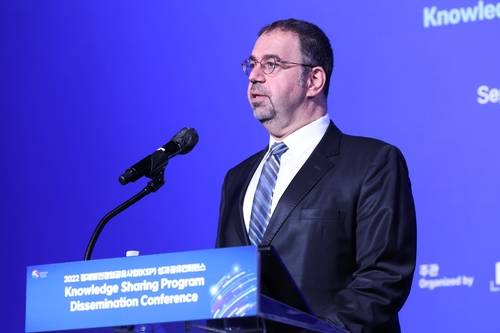 지난해 노벨경제학상을 수상한 대런 애쓰모글루 미국 MIT(매사추세츠공대) 교수가 2022년 서울 신라호텔에서 열린 ‘경제발전경험 공유사업(KSP) 성과 공유 콘퍼런스’ 참석차 가진 기자회견에서 발언하고 있다. 그는 오늘(18일) 열린 ‘AI 혁신성장을 위한 에너지정책방향 토론회’에는 화상으로 참석해 기조연설을 했다. 한국개발연구원 제공&nbsp;