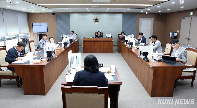 충남도의회 보건복지환경위원회는 18일 제359회 정례회 2차 회의를 열고 환경산림국‧산림자원연구소‧보건환경연구원 소관 조례안과 결산안을 심의했다.&nbsp;