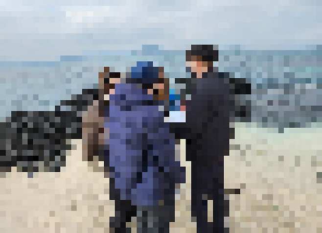 제주 자치경찰이 자격없이 관광객을 유상운송한 중국인을 적발하고 있다. 제주도 자치경찰단 제공