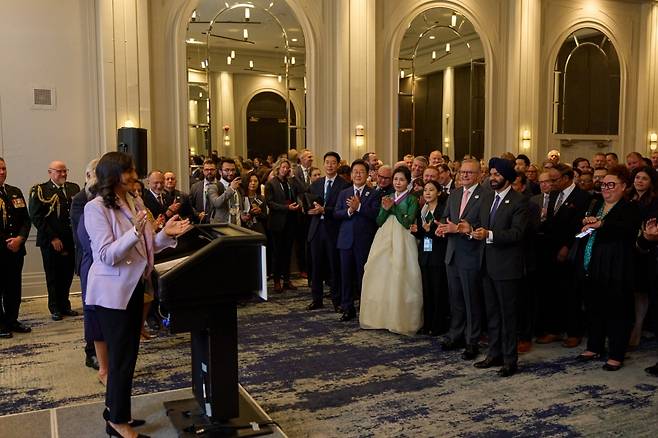 이재명 대통령과 김혜경 여사가 16일(현지시간) 캐나다 캘커리 한 호텔에서 열린 캐나다 총독 내외 주최 주요 7개국(G7) 정상회의 초청국 리셉션에 참석하고 있다. 연합뉴스