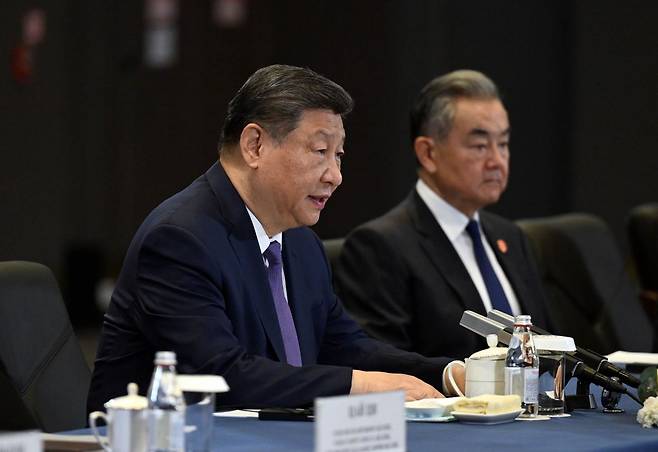 시진핑 중국 국가주석(왼쪽)과 왕이 외교부장. EPA연합뉴스