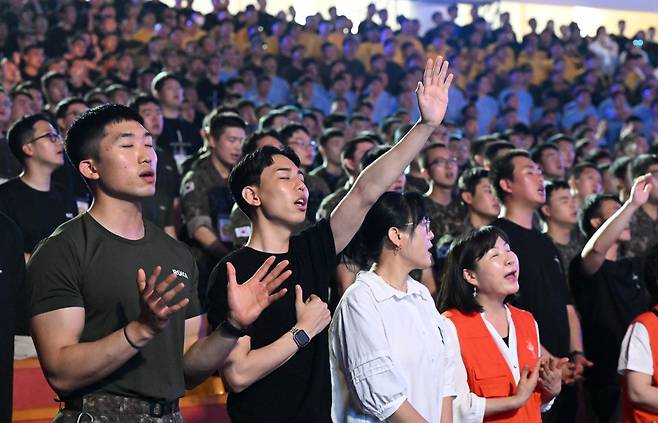 '2025 기독장병 구국성회' 참석 군 장병들이 18일 경기도 파주 오산리최자실기념금식기도원에서 찬양하고 있다. 파주=신석현 포토그래퍼