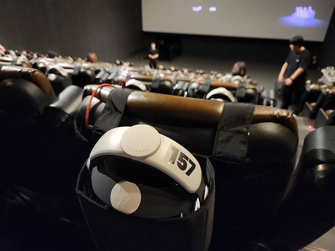 17일 서울 CGV용산아이파크몰 한 상영관에 VR 콘서트 상영을 위한 장비가 설치되어 있다. 김승연 기자