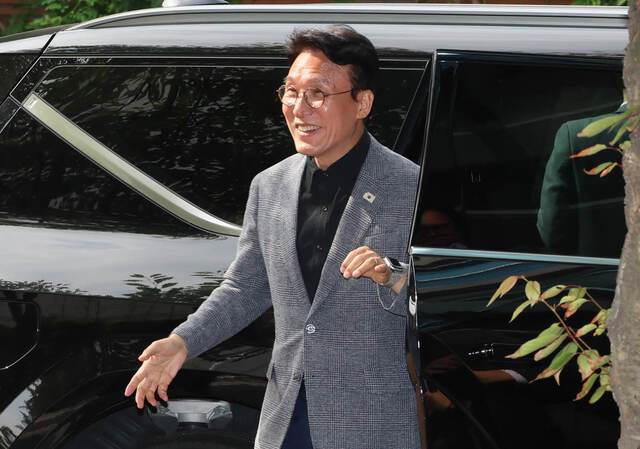 김민석 국무총리 후보자가 18일 서울 종로구 통의동 금융감독원연수원에 마련된 청문회 준비 사무실로 출근하고 있다. 국민의힘은 김 후보자의 10대 결격사유를 제시했다. 김 후보자 인사청문회는 오는 24~25일 열린다. 연합뉴스