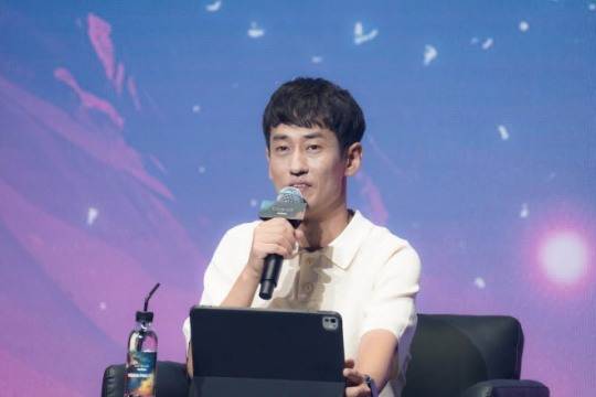 로스트아크 모바일 비전 프리뷰 라이브 현장에서 이정환 디렉터가 설명을 진행하고 있다. 사진 제공 : 스마일게이트