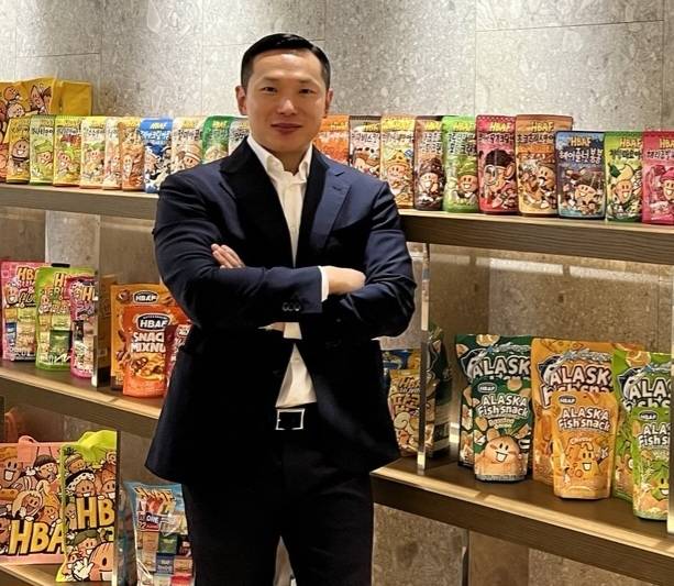 윤문현 바프 대표가 자사 제품 앞에서 포즈를 취하고 있다. [사진 = 바프]